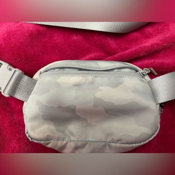 Lululemon Everywhere Belt Bag - Picture 2 of 4